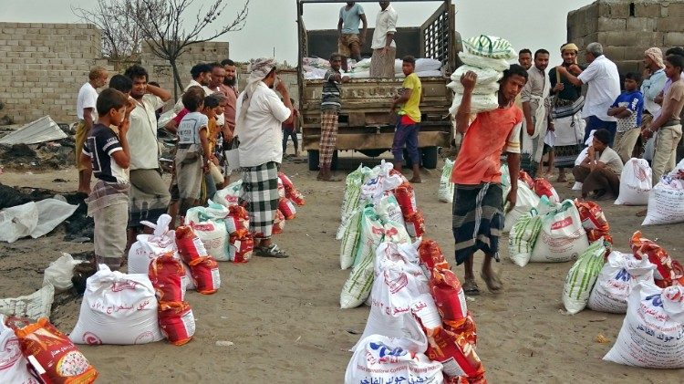 也門民衆在接受人道援助