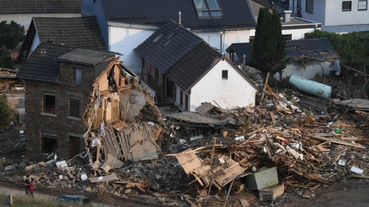 التزام هيئة كاريتاس في مساعدة ضحايا الفيضانات في ألمانيا