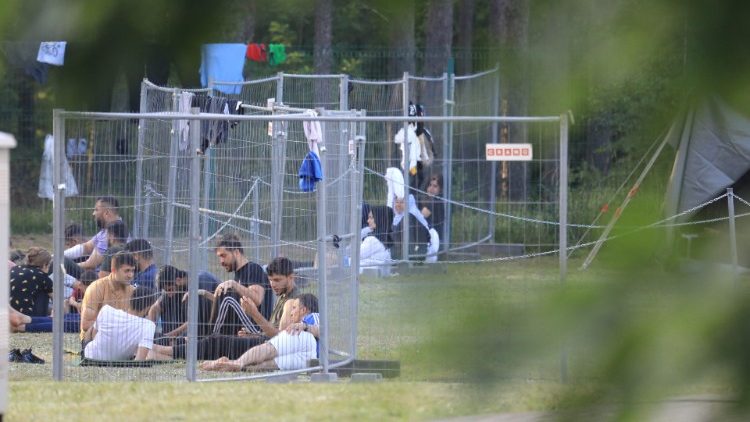 Des migrants près de Kapciamiestis, ville lituanienne à la frontière du Bélarus, le 18 juillet 2021. 
