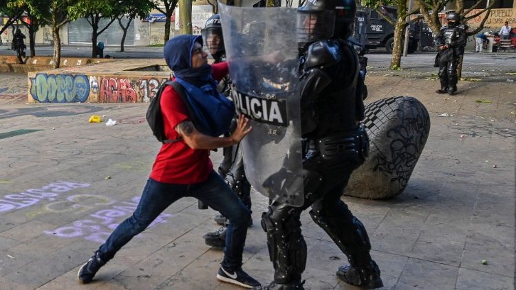 Ein Demonstrant streitet mit der Polizei während eines Protestes gegen die Regierung des kolumbianischen Präsidenten Ivan Duque in Medellin, Kolumbien, am 20. Juli 2021, inmitten der Feierlichkeiten zum Unabhängigkeitstag im Land. 