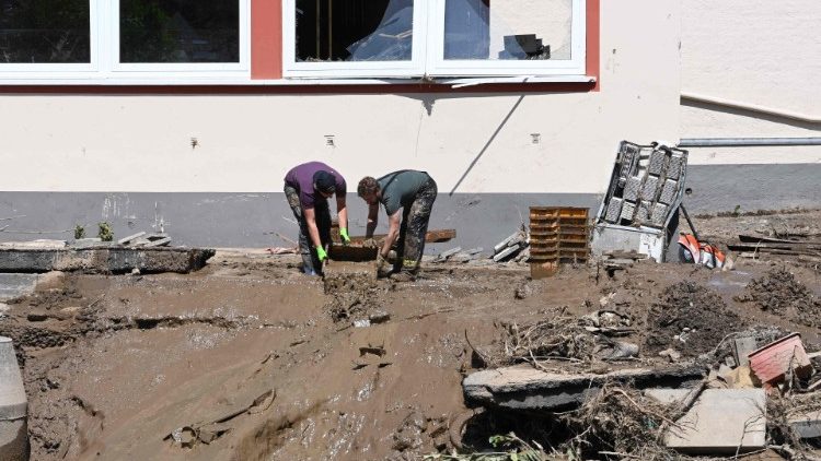 Aufräumarbeiten nach der Flutkatastrophe in einer deutschen Stadt