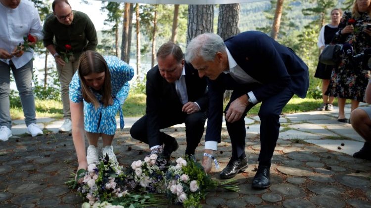नॉर्वे  आतंकवादी हमले की दसवीं बरसी पर स्वीडन के प्रधान मंत्री की पुष्पांजलि, तस्वीरः21.07.2021