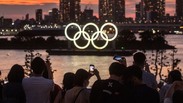 Die Olympischen Ringe leuchten am Vorabend der Olympiade-Eröffnung auf dem Wasser in Tokyo