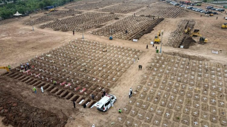 Esta imagem aérea mostra sepulturas sendo preparadas para vítimas do coronavírus Covid-19 no cemitério Rorotan em Jacarta em 22 de julho de 2021. (Foto por BAY ISMOYO / AFP)