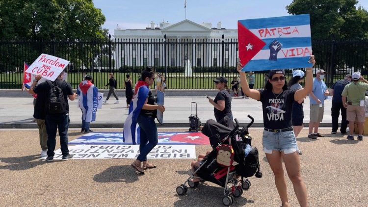 Aktivisten fordern vor dem Weißen Haus in Washington Unterstützung für Kuba - US-Präsident Joe Biden kündigte am Donnerstag neue Sanktionen an