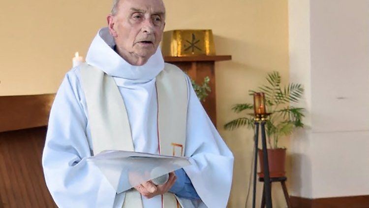 Père Jacques Hamel dans son église de Saint-Étienne-du-Rouvray en Normandie. 