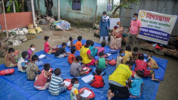 Indische Kinder beim Unterricht