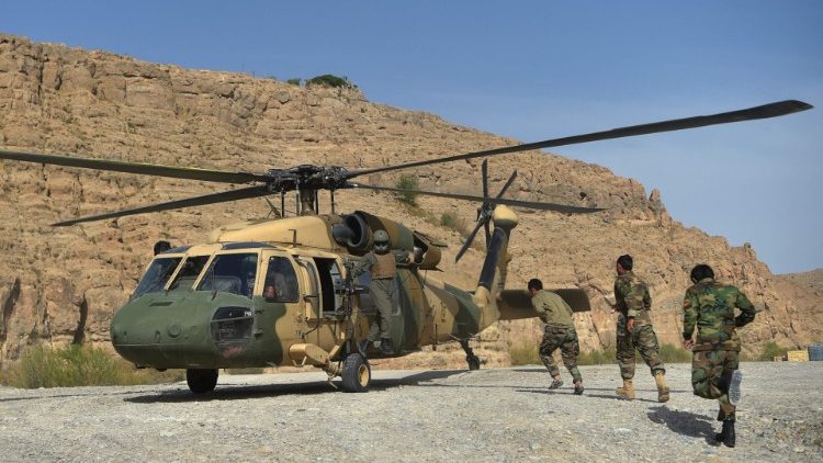  विमान से खाद्य सामग्री निकालती हुई अफगानिस्तान की सेना