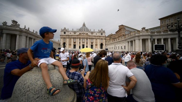 Troende samlade på Petersplatsen vid Angelus 25 juli 2021
