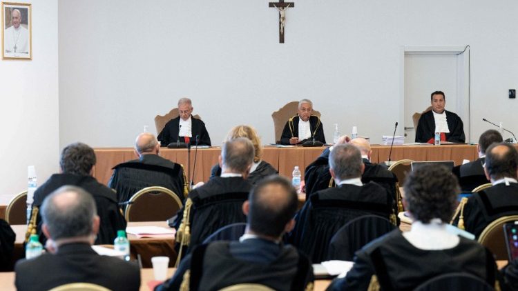 Un momento della prima udienza del processo, presieduto dal presidente del Tribunale vaticano Giuseppe Pignatone
