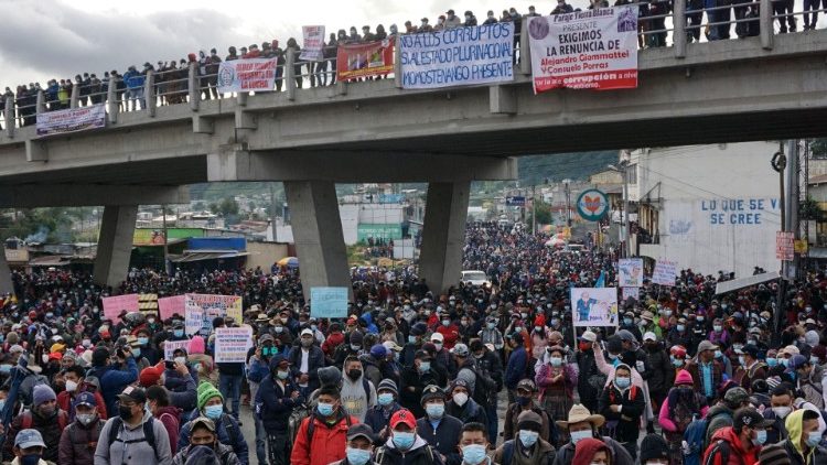 Manifestazioni di protesta in Guatemala dopo la destituzione del Procuratore Juan Francisco Sandoval