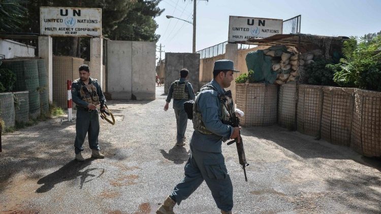 Afghanistan, personale di sicurezza davanti alla sede della Missione Onu di Herat