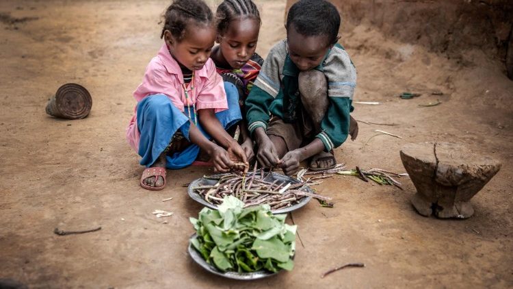 Kinder in Kenia beim Essen, das mit Unterstützung von FAO und Caritas ermöglicht wurde