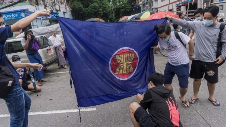 Demonstranten verbrennen eine ASEAN-Flagge
