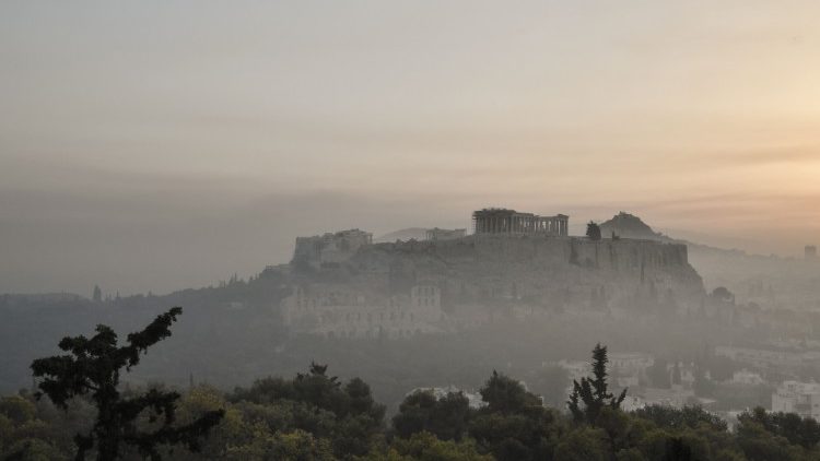 Une épaisse fumée recouvre Athènes et son iconique Acropole, conséquence d'un incendie qui fait rage à 25 km de la ville