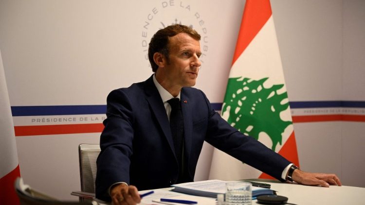 Macron elnök a libanoni zászlóval  