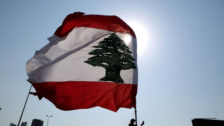 Una bandera flamea en la conmemoración de la explosión en Beirut, el pasado 4 de agosto