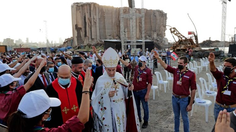 Kardinal Bechara Boutros Rai hält eine Gedenkmesse am Hafen von Beirut