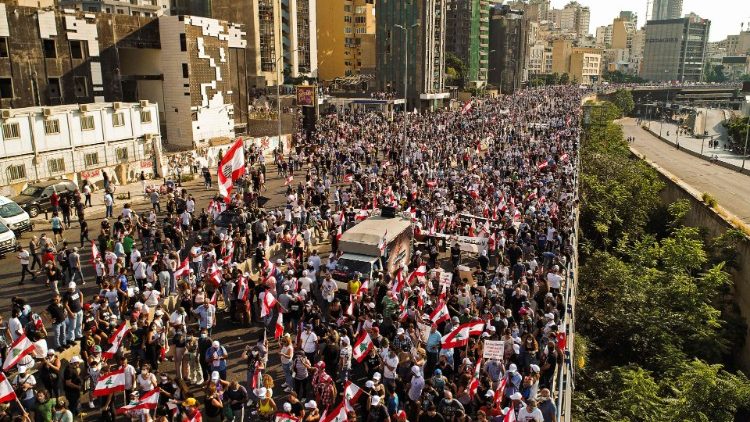 Người dân Libăng tập trung bên ngoài cảnh Beirut dịp kỷ niệm một năm xảy ra vụ nổ kinh hoàng