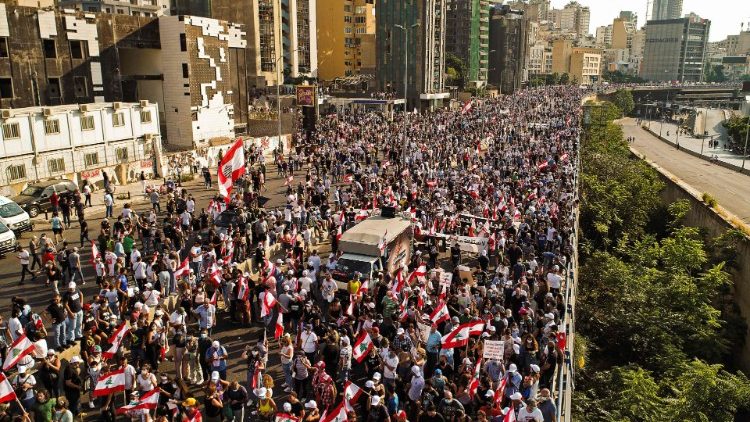 Un momento del corteo di manifestanti nell'anniversario dell'esplosione al porto di Beirut