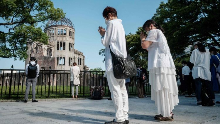 जापान हिरोशिमा में परमाणु विस्फोट की बर्सी पर प्रार्थना करते लोग