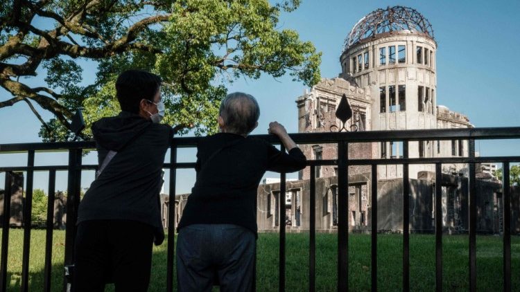 95-letnia ocalała z wybuchu Teruko Morita ze swoją córką Noriko obok miejsca upamiętniającego epicentrum eksplozji z 1945 r.