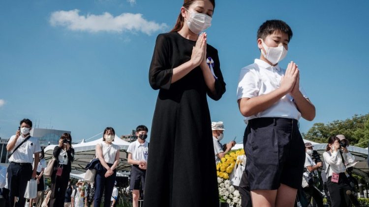 Ljudi mole na 76. obljetnicu napada na Hirošimu i Nagasaki 