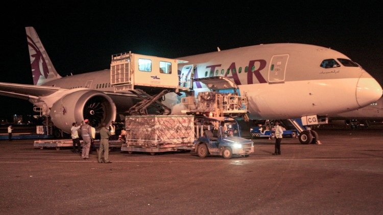 Auf dem  Flughafen von Khartum (Sudan) werden Covax-Lieferungen ausgeladen