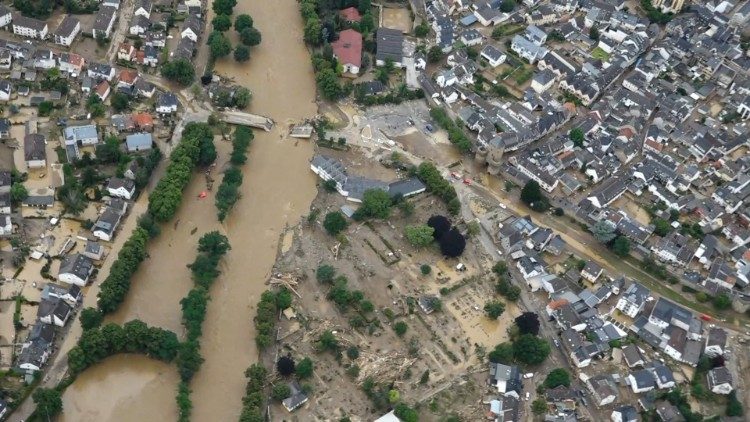 지난 7월 기후변화의 영향으로 큰 홍수가 발생해 많은 피해를 입은 독일의 한 마을