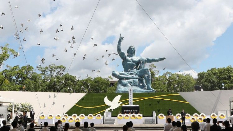 Uroczystości upamiętniające 76. rocznicę zrzucenia bomby atomowej odbyły się m.in. w parku w Nagasaki obok pomnika postawionego w epicentrum eksplozji