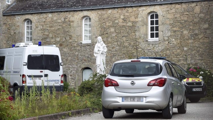 Vyšetřování vraždy kněze ve Francii.