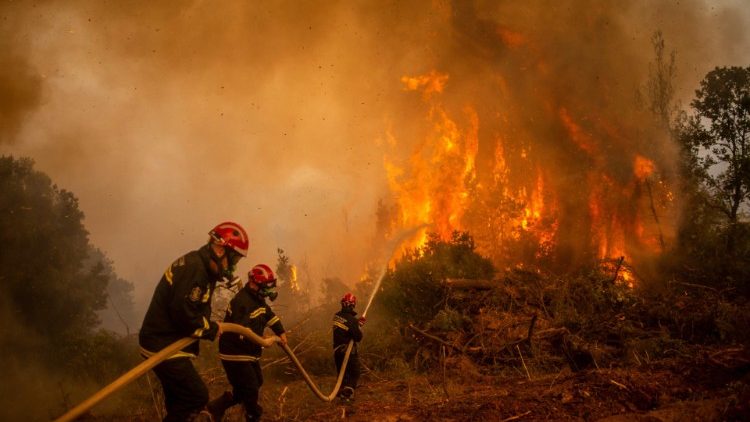 Пожарникари се борят с тежките пожари в Гърция