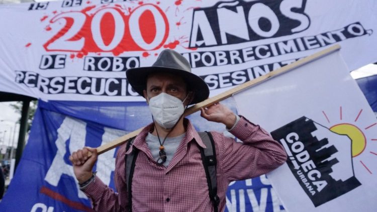 Foto de arquivo 2021: cidadão em ato de protesto por ocasião dos 200 anos de Independência da Guatemala (AFP)