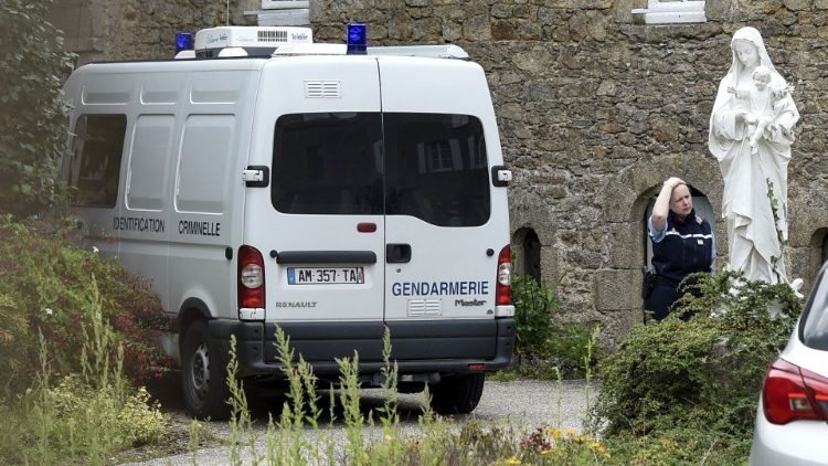 Gendarme francês ao lado de um veículo da gendarmeria, no local onde o sacerdote de 60 anos foi assassinado em Saint-Laurent-sur-Sevre, oeste da França.