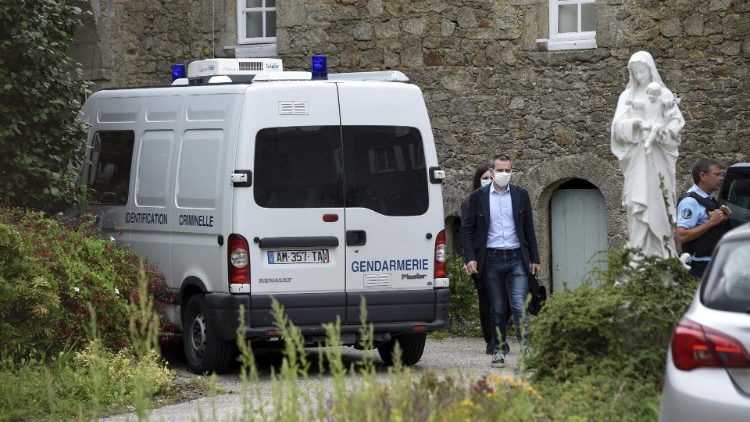 I mezzi della Gendarmeria francese sul luogo dell'omicidio di padre Olivier Maire (9 agosto 2021)
