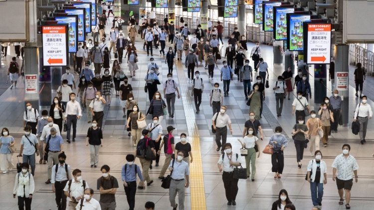 Tokiói metrómegálló: mindenki maszkban 