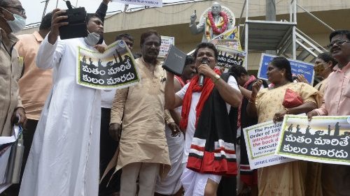 Indien: Kastenstatus von konvertierten Dalits wird hinterfragt