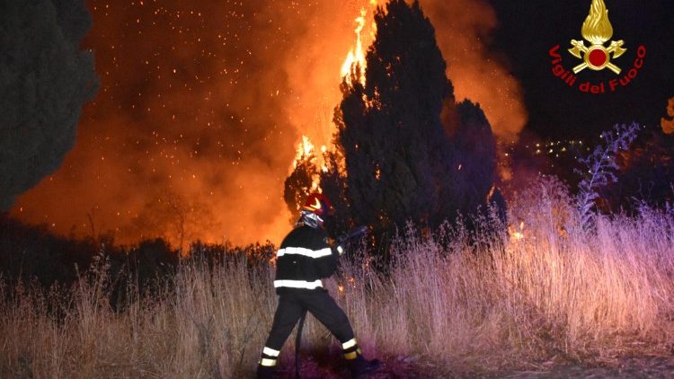 A tűzoltók éjjel-nappal harcolnak a lángok ellen 