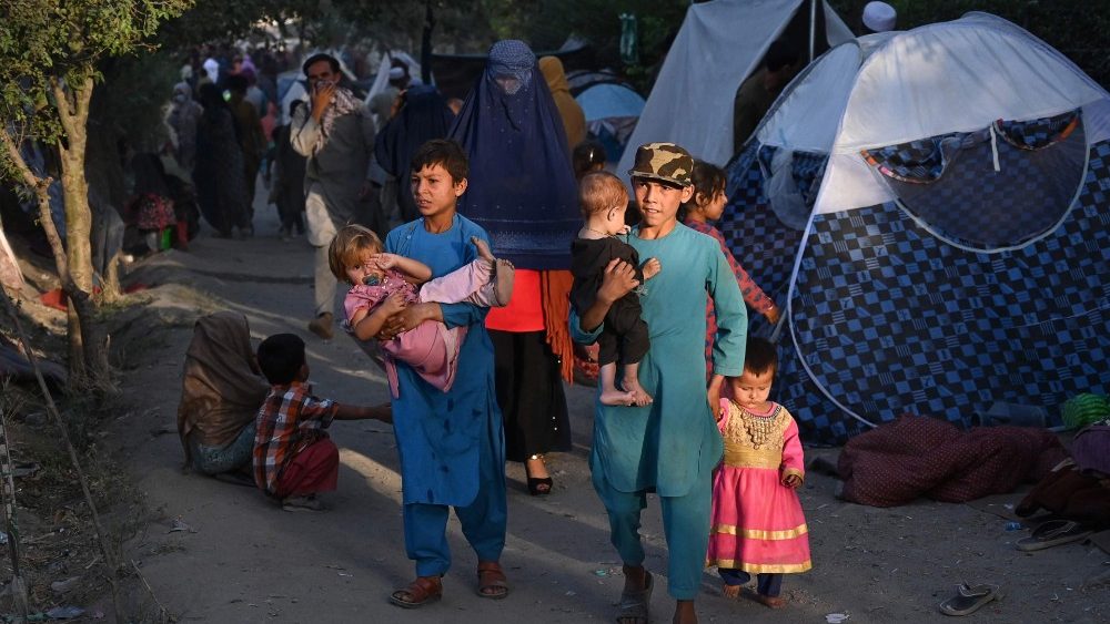 Desplazados internos en un parque de Kabul