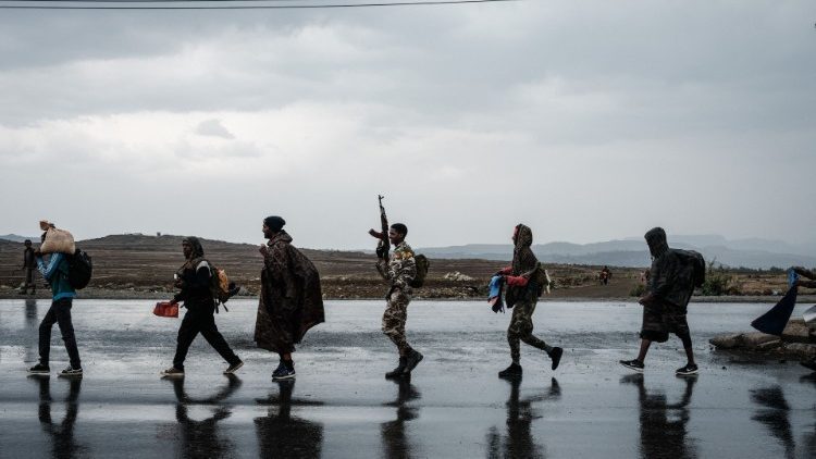 Des soldats Ethiopiens dans la région du Tigré, où la violence du conflit a provoqué la migration de dizaines de milliers d'habitants, le 30 juin 2021. (Yasuyoshi Chiba/AFP)