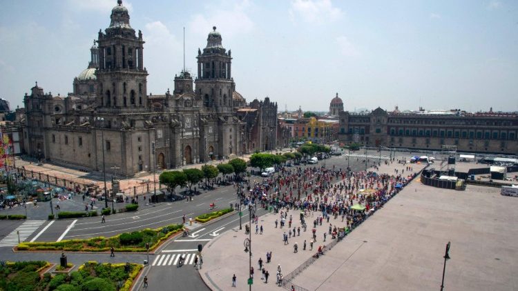 Jóvenes mexicanos celebran los 500 años de la evangelización en Ciudad de México.