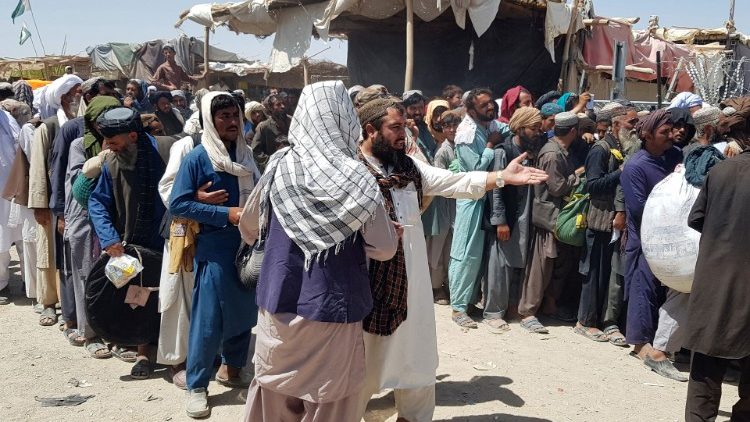 Afghan civilians fleeing to Pakistan in what risks soon becoming a humanitarian emergency