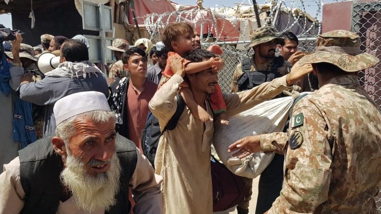 Afegãos buscam refúgio fora do país