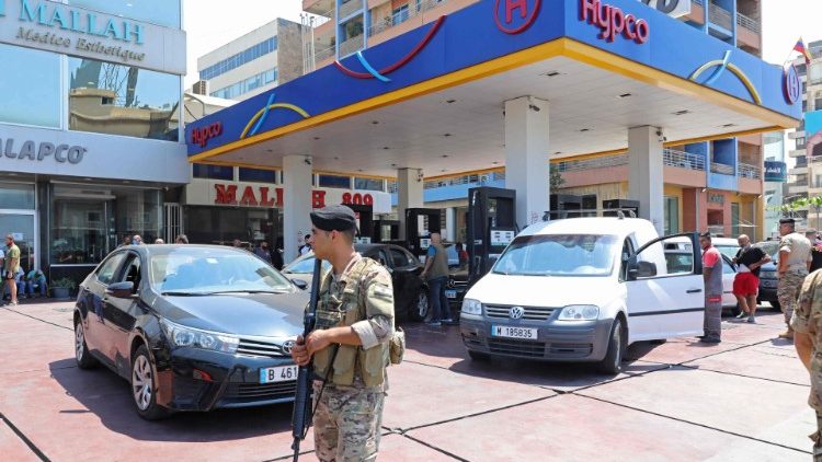 L'esplosione di una autocisterna, la crisi del carburante, la chiusura degli ospedali pù grandi: allerta massima in Libano