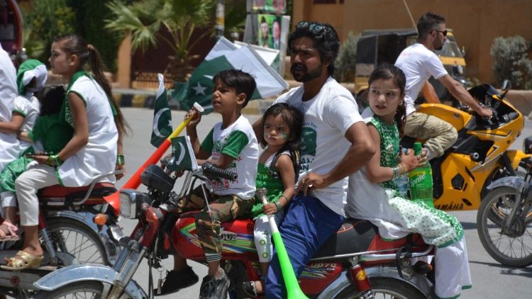Pakistan: Familie auf einem Motorrad