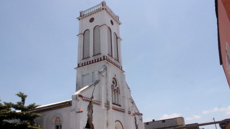 Les Cayes: Risse in der Fassade einer Kirche