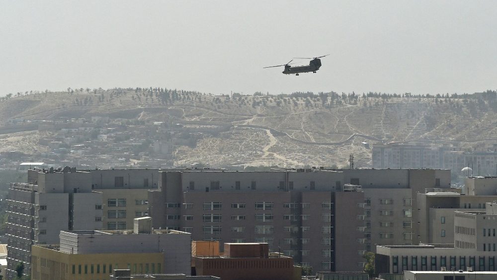 Un helicóptero vuela sobre Kabul