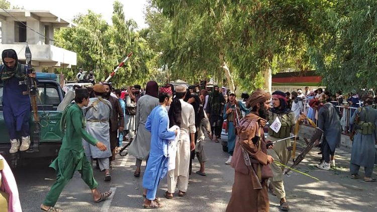 塔利班武装人员和当地居民