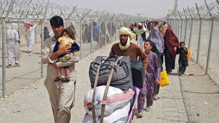 Uprchlíci při pokusu opustit Afghánistán.