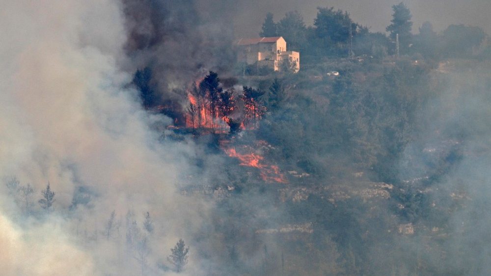 A fuma?a de um incndio florestal nas montanhas de Jerusalm perto da aldeia israelense de Moshav Shoresh, em 16 de agosto de 2021. (Foto de Ahmad GHARABLI / AFP)